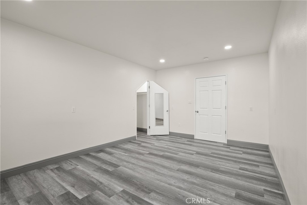 14335 Hamlin Street Property Photo 19