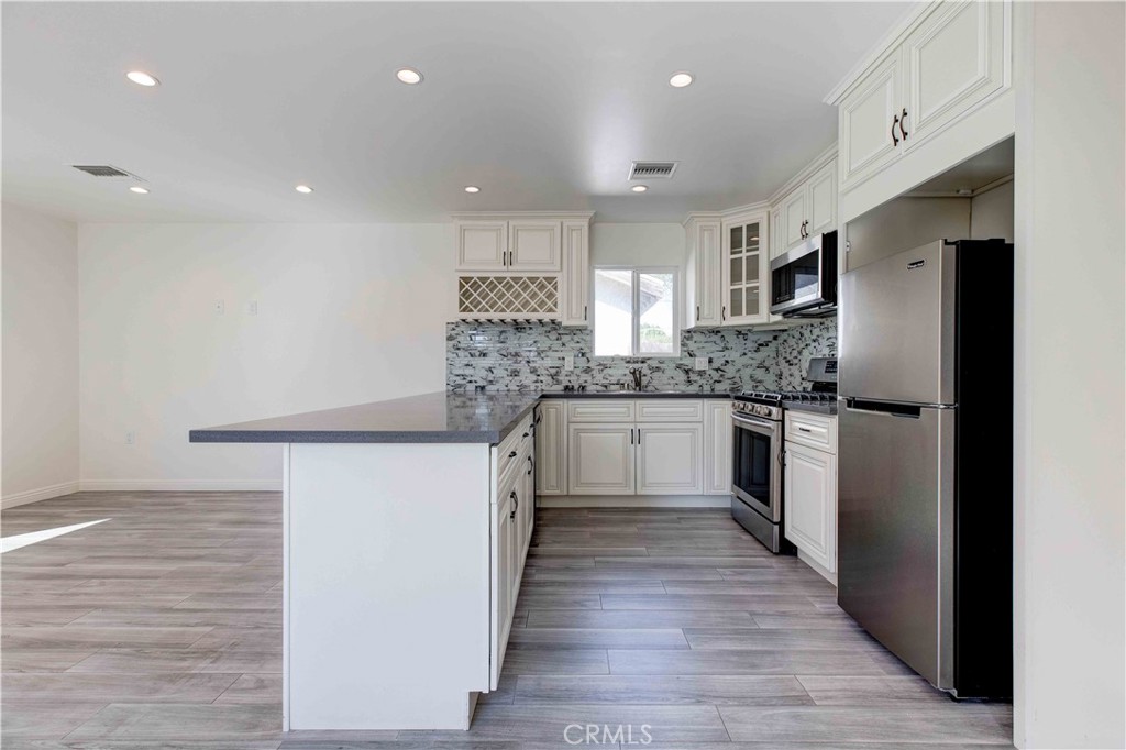 8812 Laurel Canyon Boulevard Property Photo 3