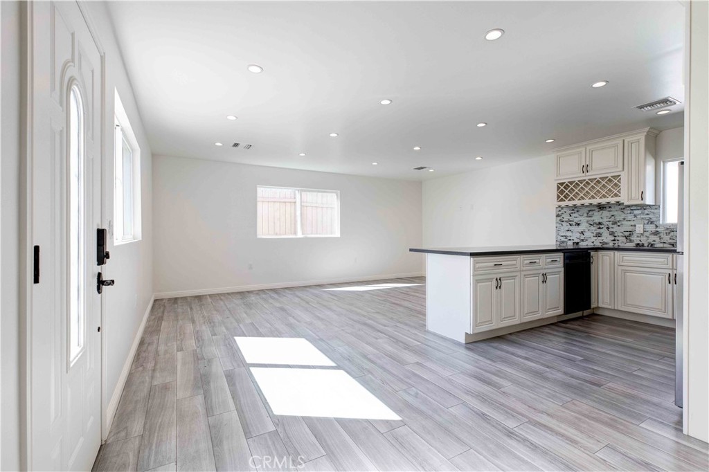 8812 Laurel Canyon Boulevard Property Photo 4