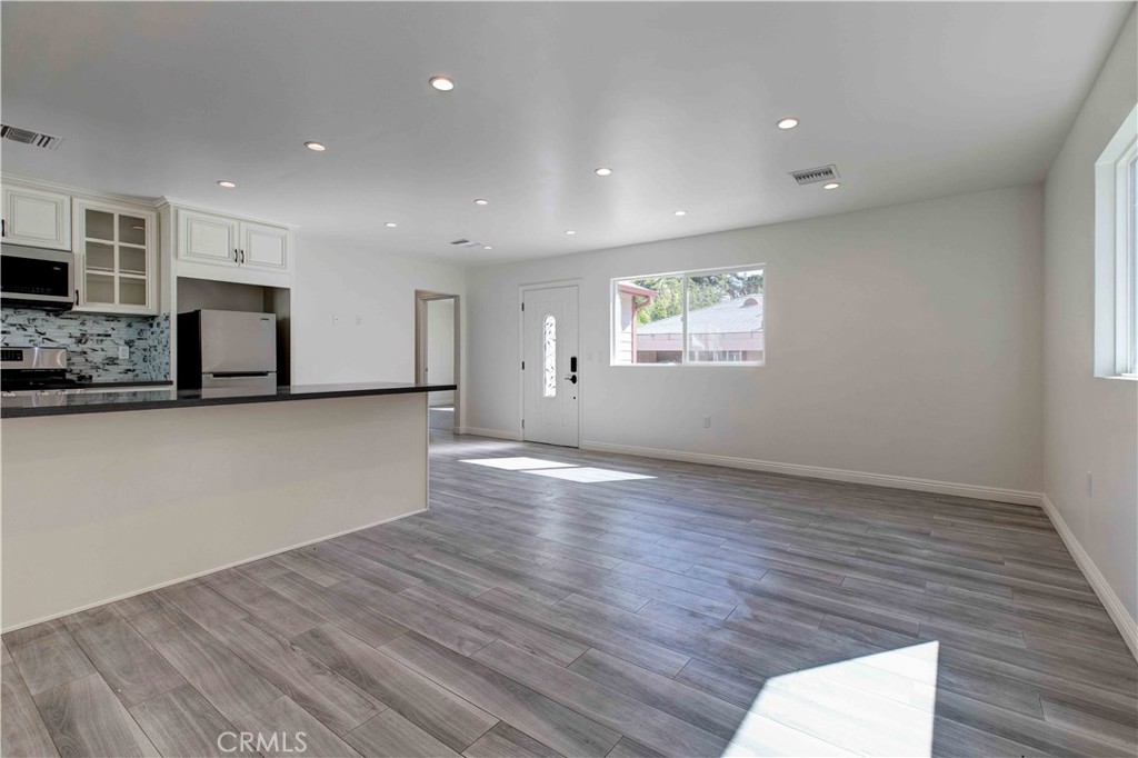 8812 Laurel Canyon Boulevard Property Photo 7