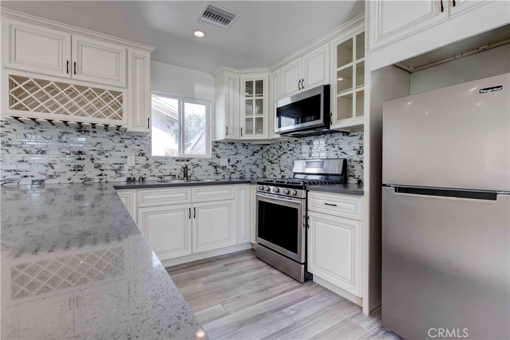 8812 Laurel Canyon Boulevard Property Photo 9