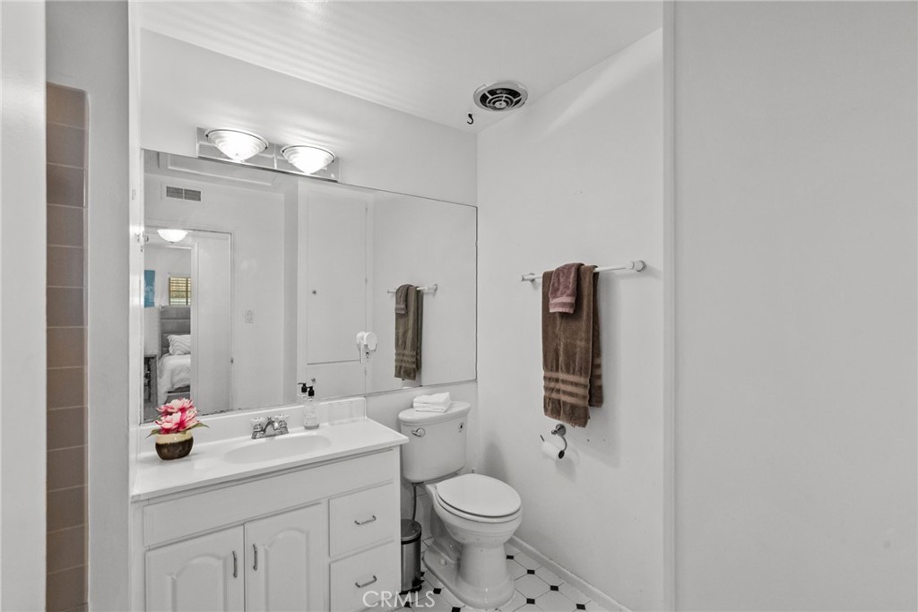 9245 Geyser Avenue Property Photo 27