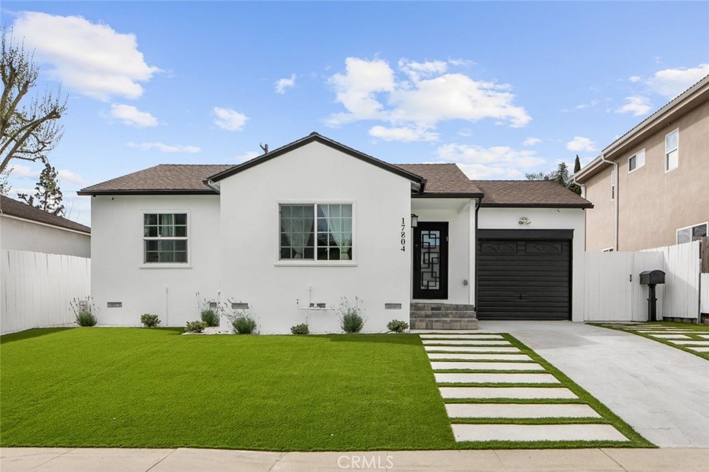 17804 Collins Street Property Photo 4