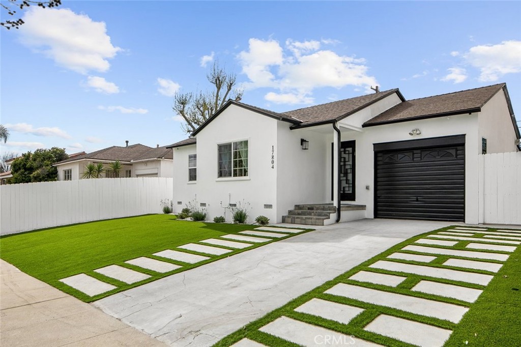 17804 Collins Street Property Photo 5