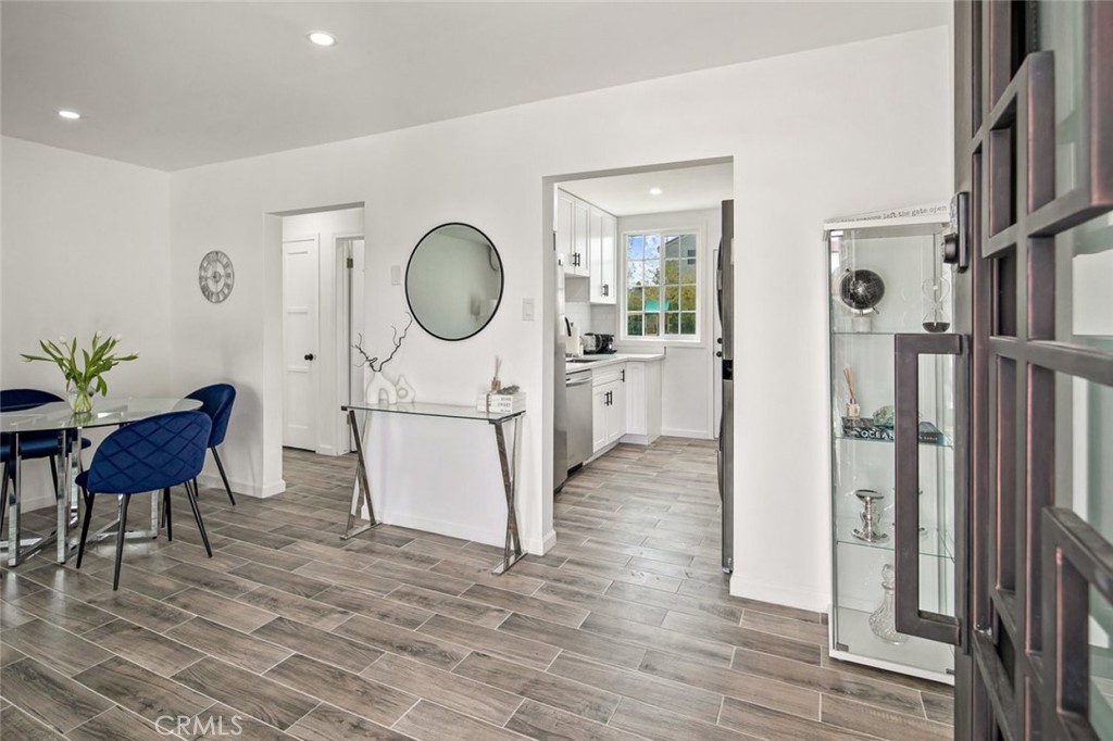 17804 Collins Street Property Photo 6