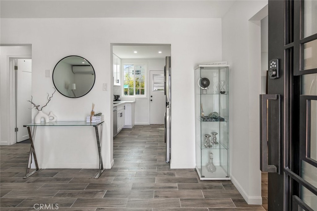 17804 Collins Street Property Photo 7