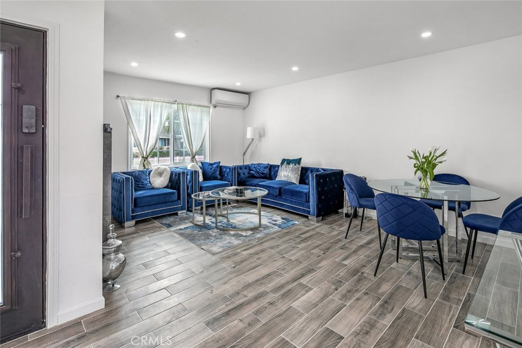 17804 Collins Street Property Photo 9