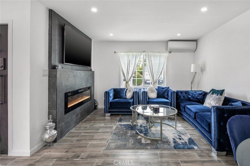 17804 Collins Street Property Photo 11