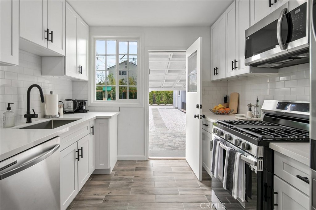 17804 Collins Street Property Photo 16