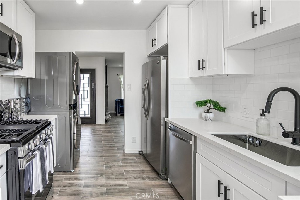 17804 Collins Street Property Photo 17
