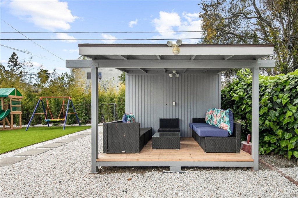 17804 Collins Street Property Photo 23