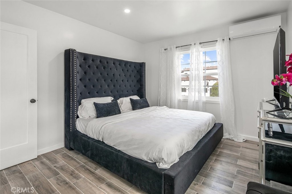 17804 Collins Street Property Photo 32