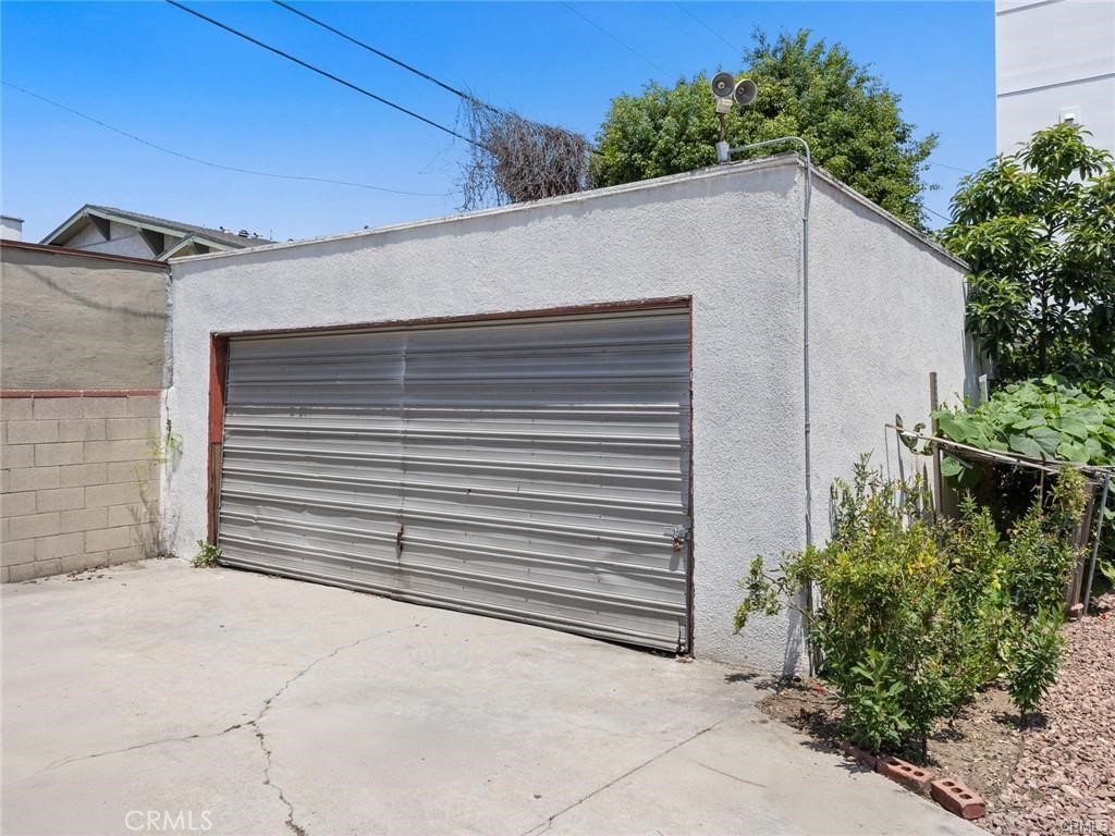 2917 Kenwood Avenue Property Photo 2