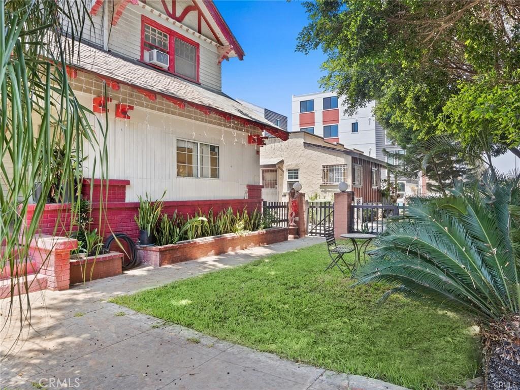 2921 Kenwood Avenue Property Photo 2