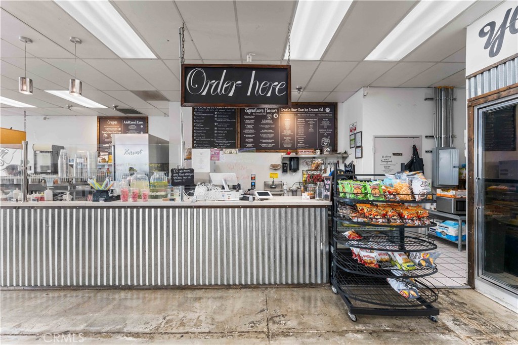 565 E Palmdale Blvd Property Photo 13