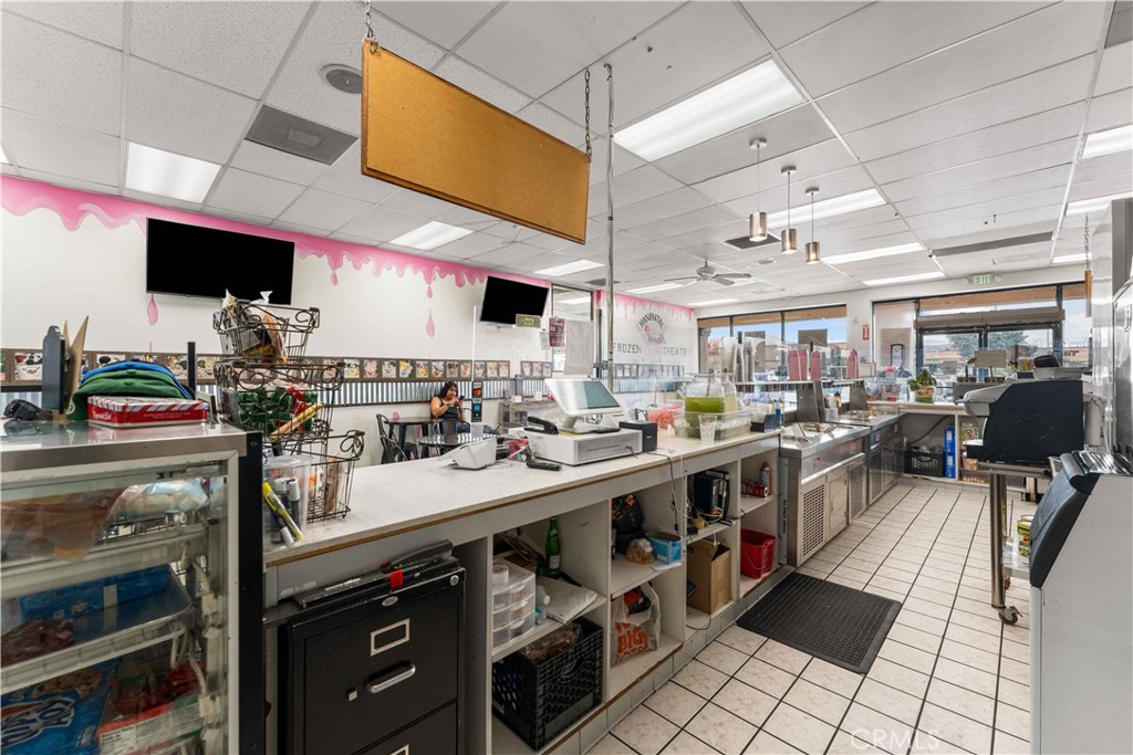 565 E Palmdale Blvd Property Photo 15