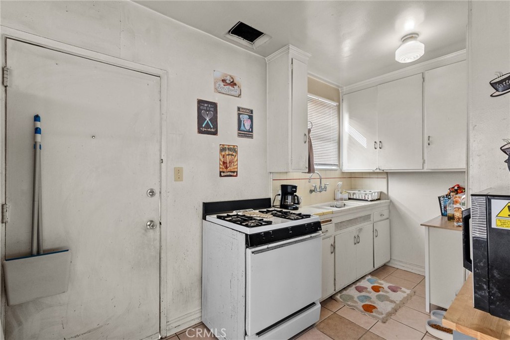 5619 Willowcrest Avenue Property Photo 13