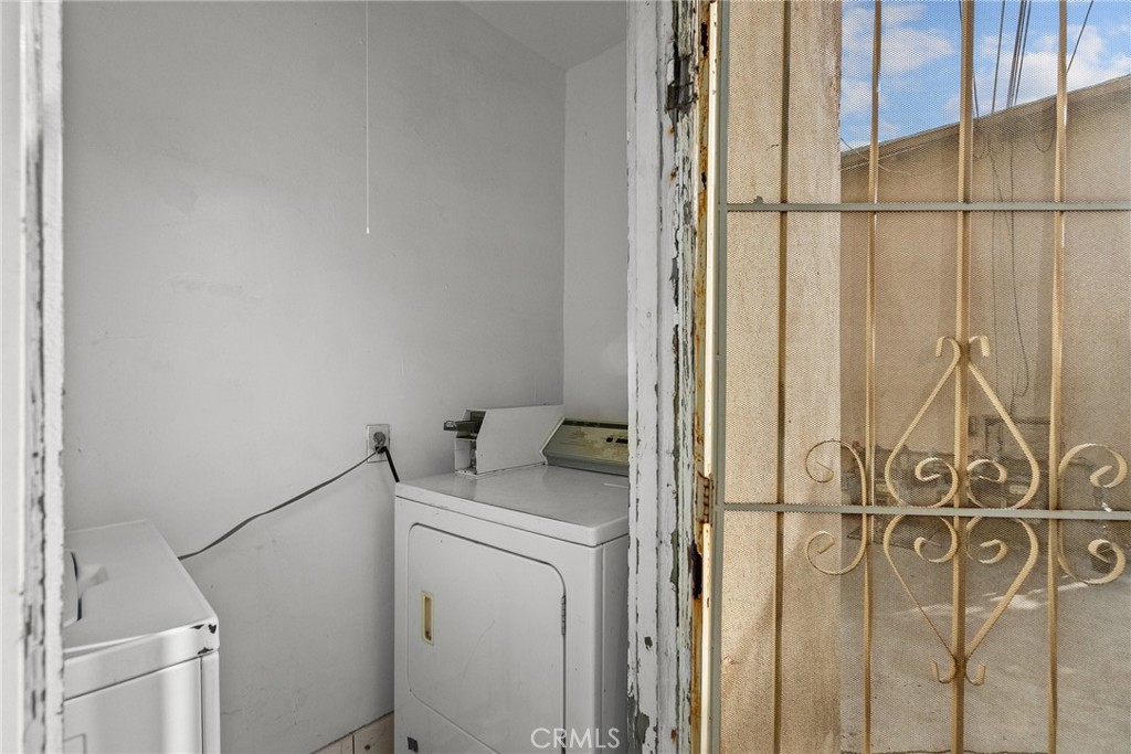 5619 Willowcrest Avenue Property Photo 32