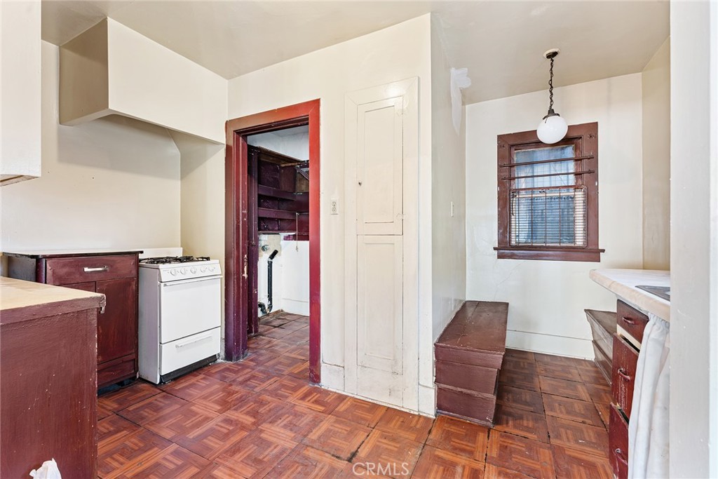 272 S Burlington Avenue Property Photo 23