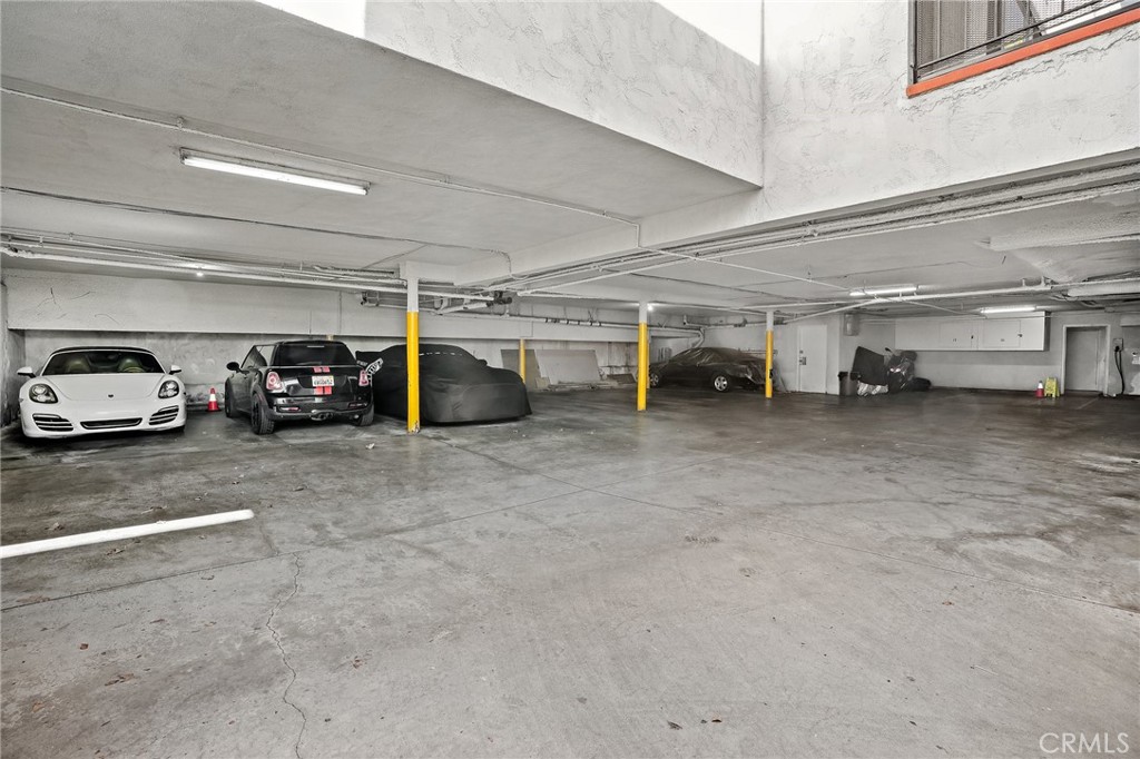 1035 N Hayworth Avenue Property Photo 8