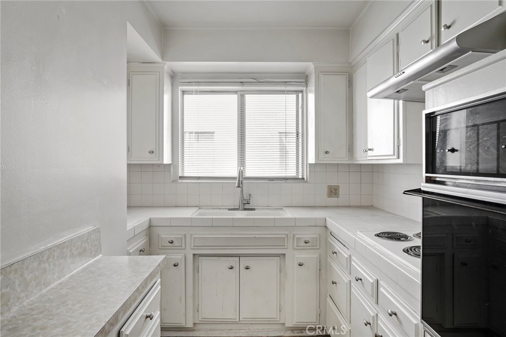 1035 N Hayworth Avenue Property Photo 12