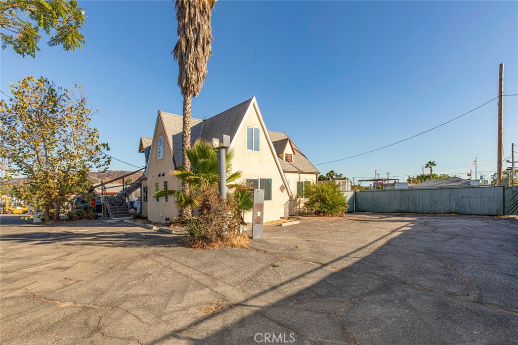 9052 Sunland Boulevard Property Photo 4