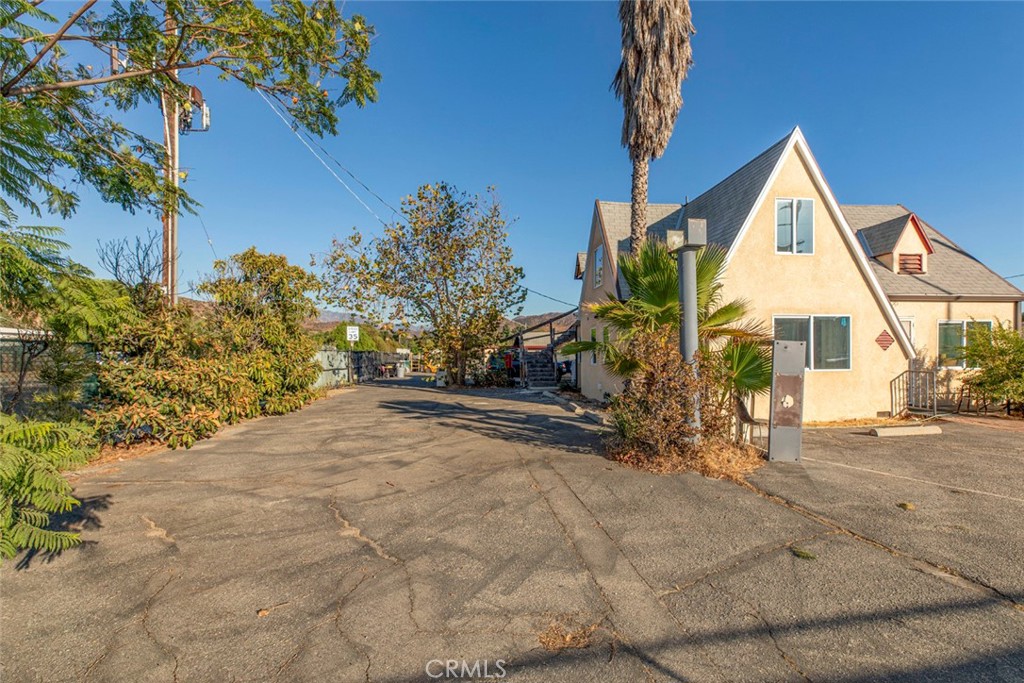 9052 Sunland Boulevard Property Photo 5
