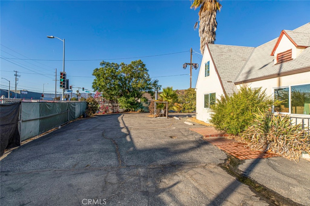 9052 Sunland Boulevard Property Photo 6