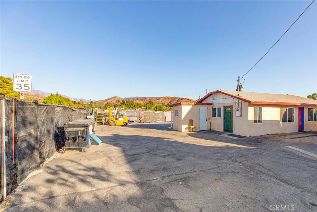 9052 Sunland Boulevard Property Photo 9