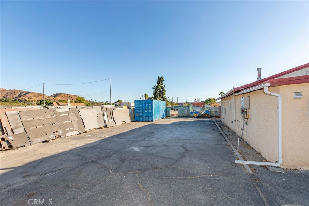 9052 Sunland Boulevard Property Photo 11