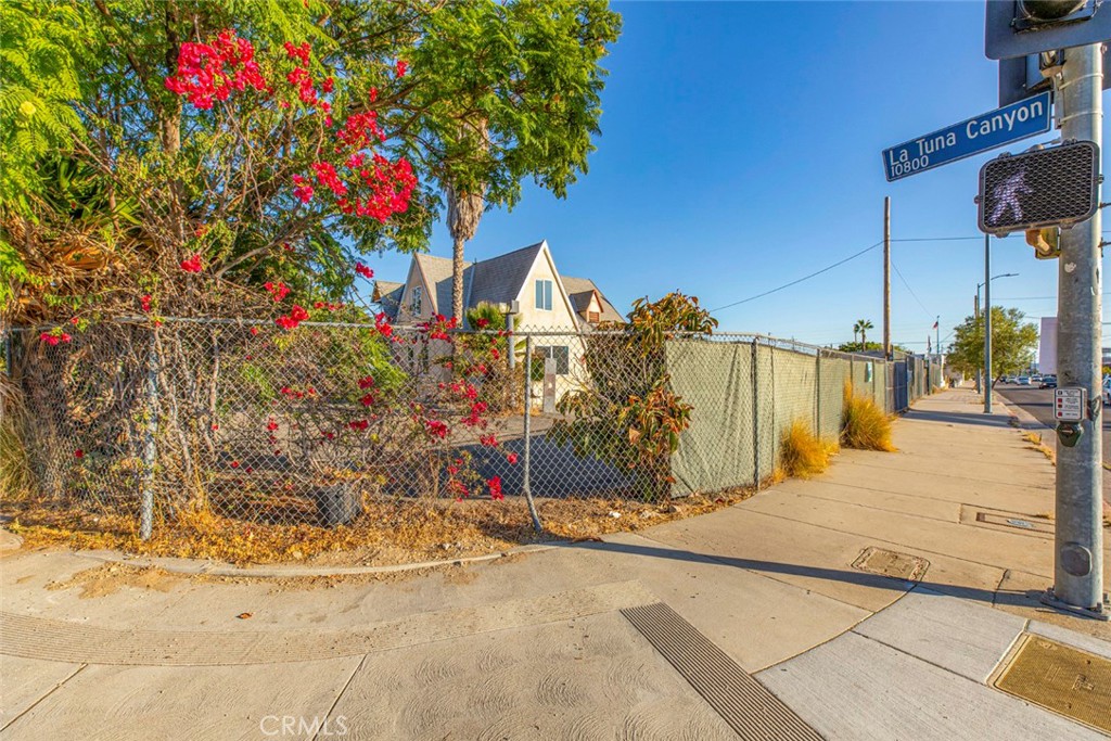 9052 Sunland Boulevard Property Photo 30