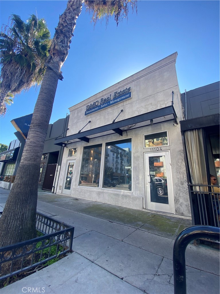 11104 Magnolia Boulevard Property Photo 1