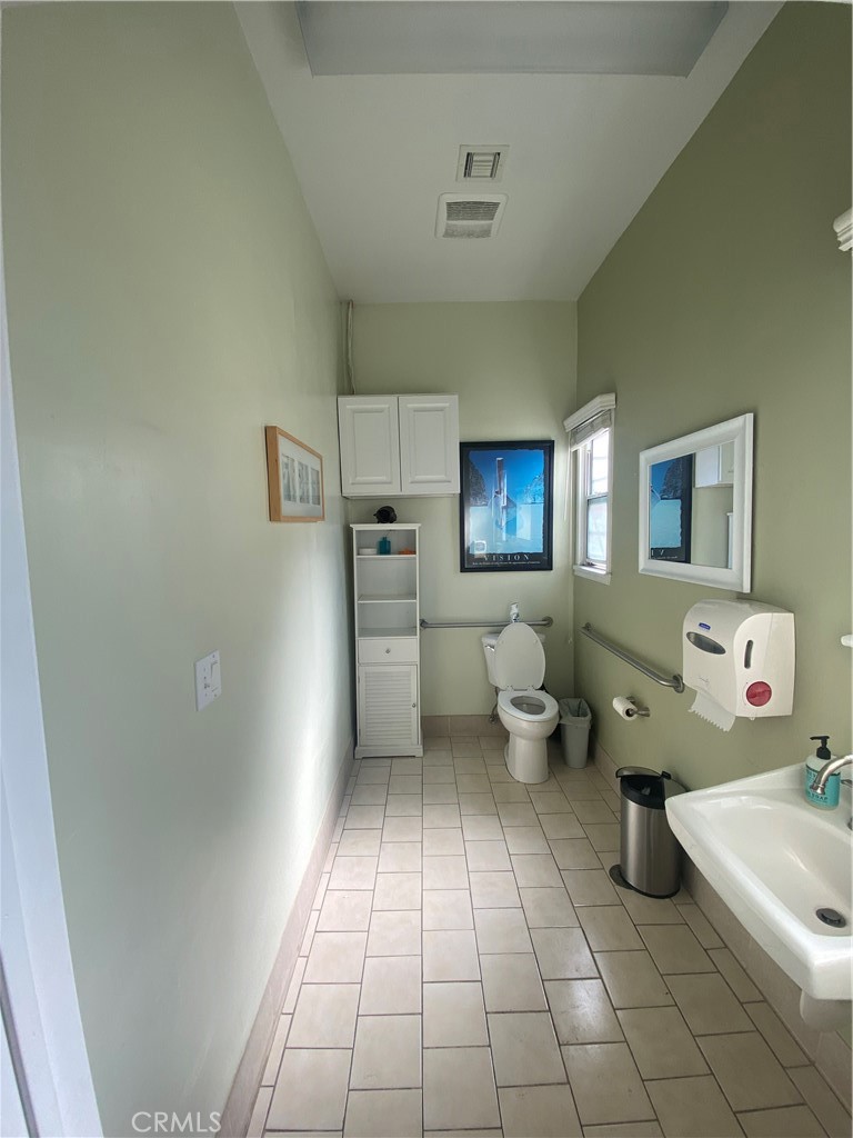 11104 Magnolia Boulevard Property Photo 4
