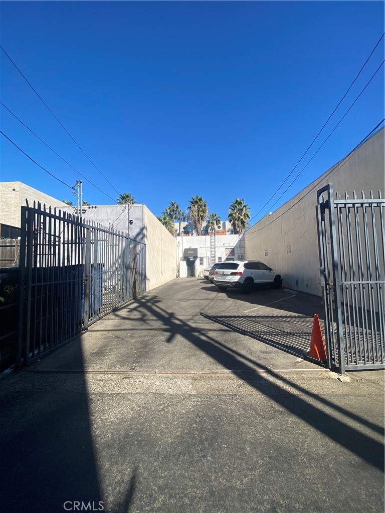 11104 Magnolia Boulevard Property Photo 5