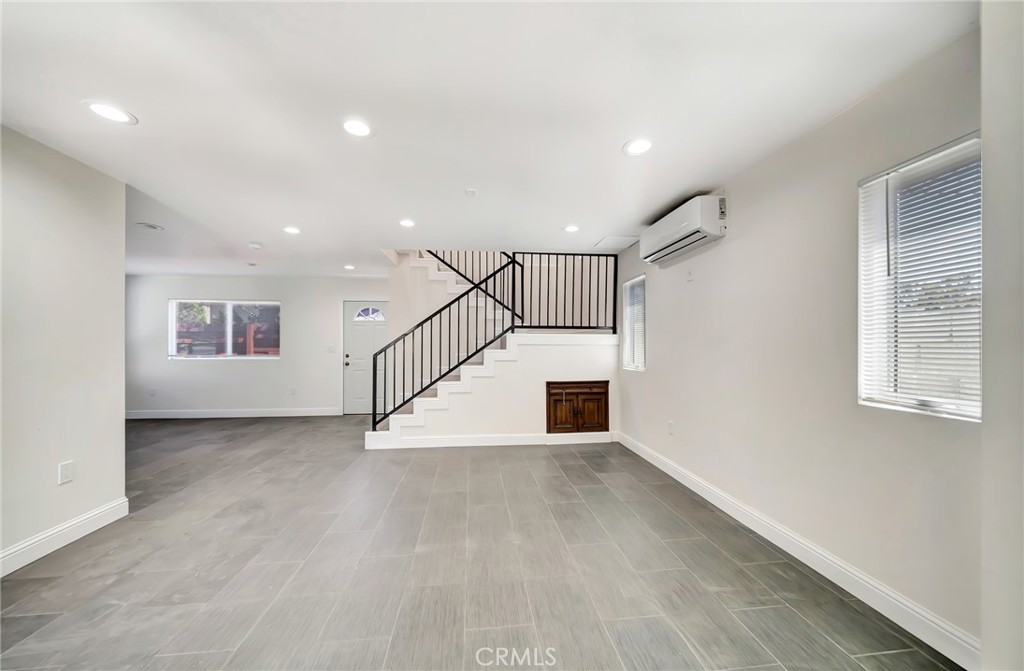 5026 Varna Avenue Property Photo 4