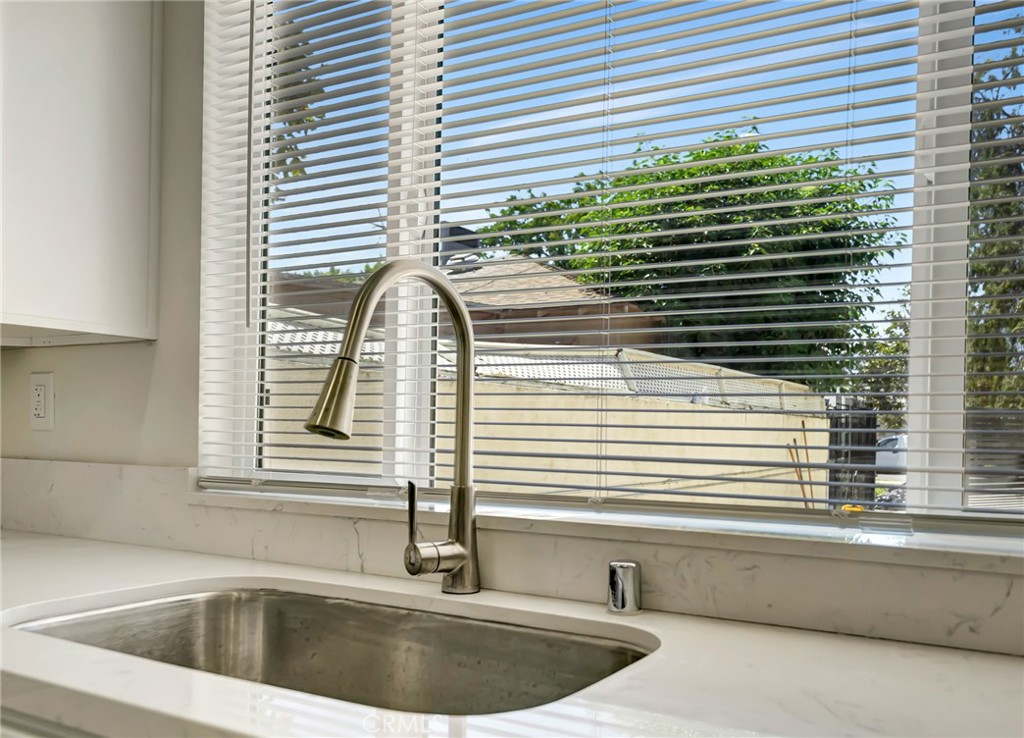 5026 Varna Avenue Property Photo 5