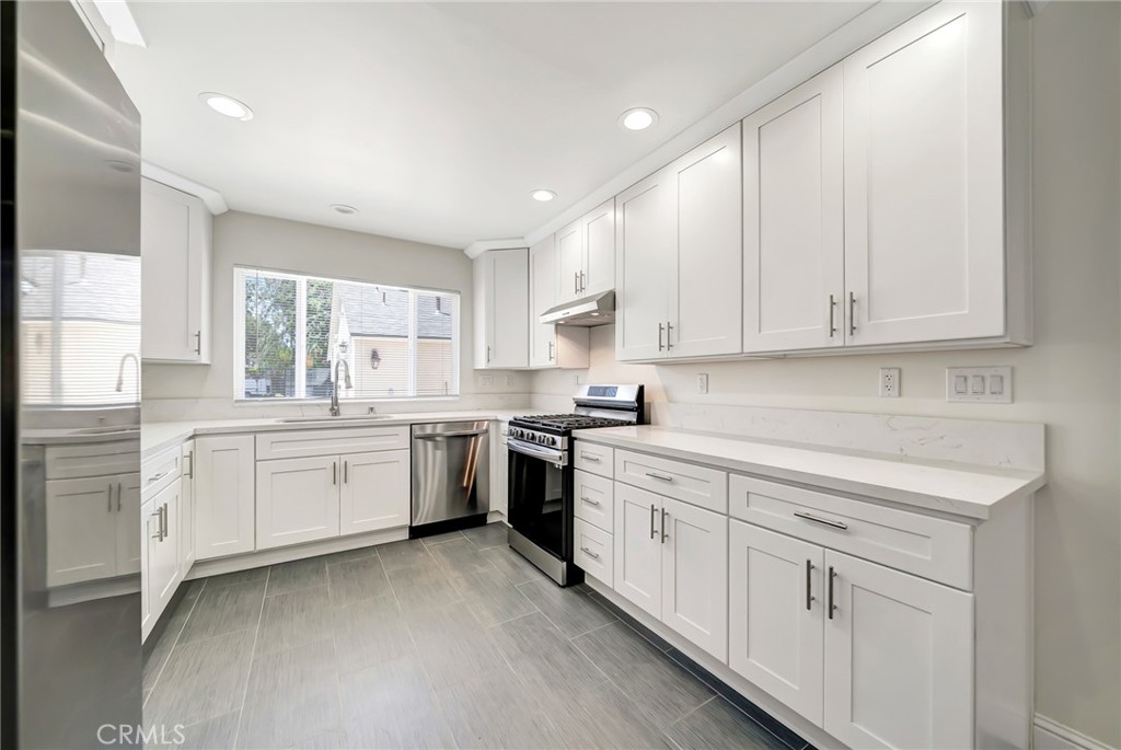 5026 Varna Avenue Property Photo 6