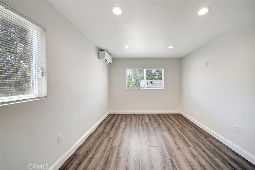 5026 Varna Avenue Property Photo 15