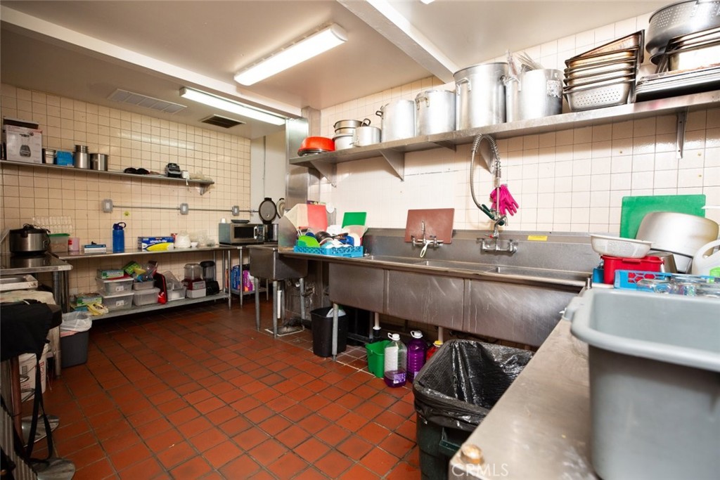 9048 Woodley Avenue C Property Photo 16