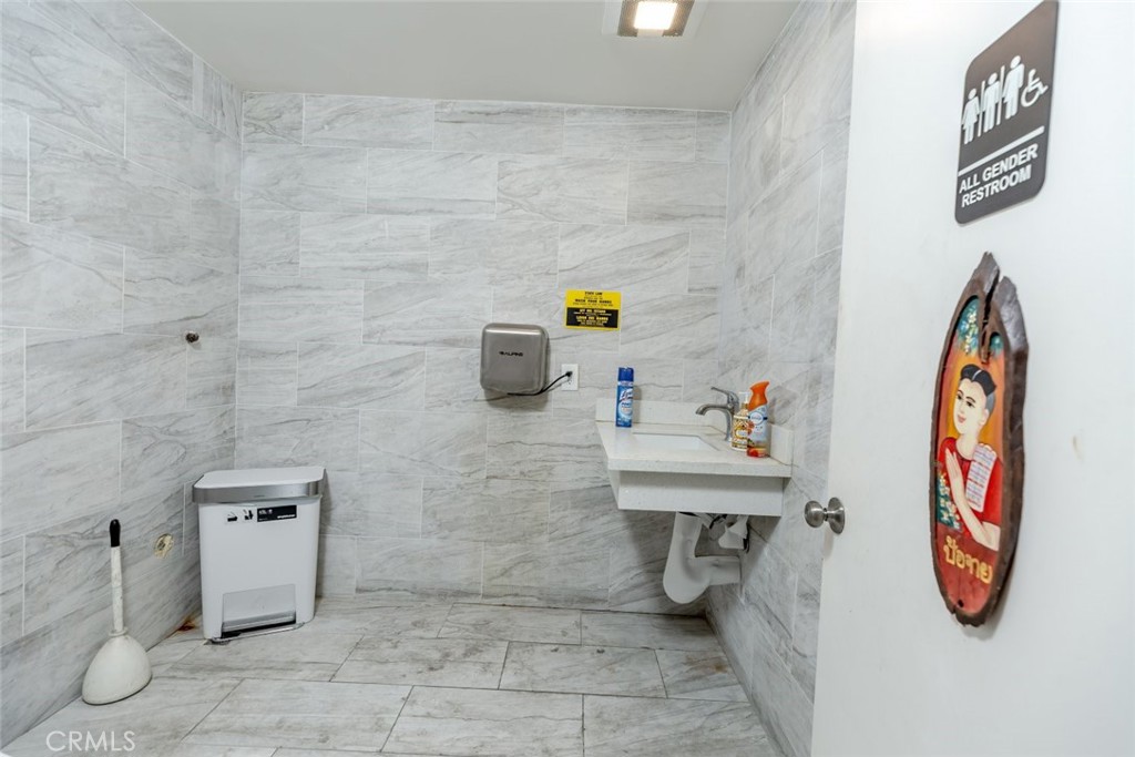 9048 Woodley Avenue C Property Photo 20