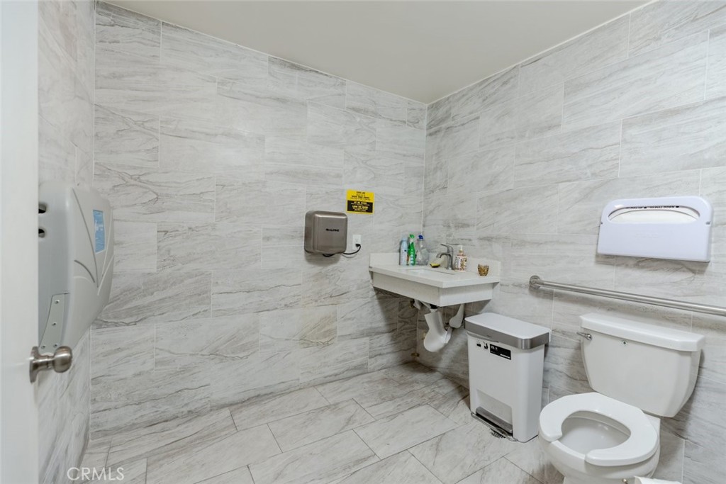 9048 Woodley Avenue C Property Photo 21