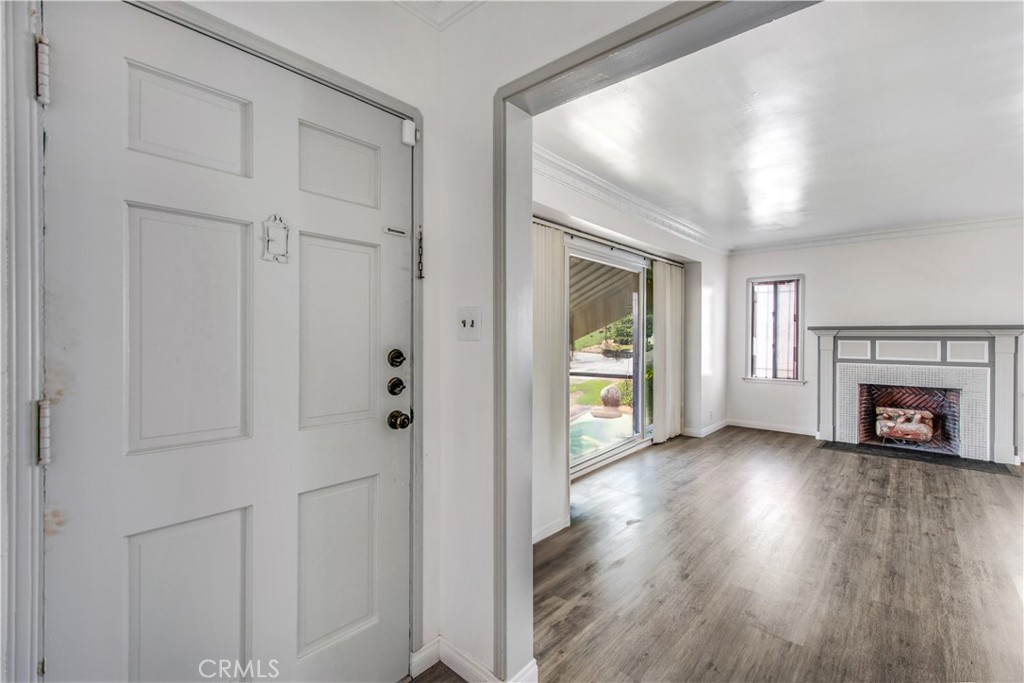 9130 S Wilton Place Property Photo 2