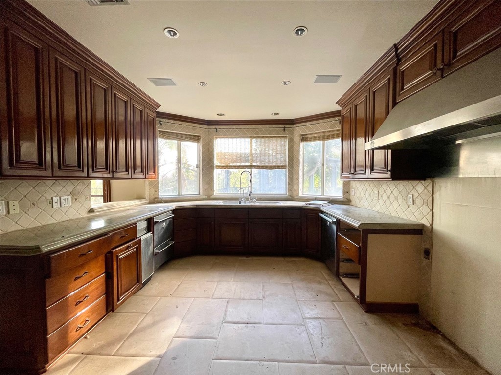 24756 Eilat Street Property Photo 12