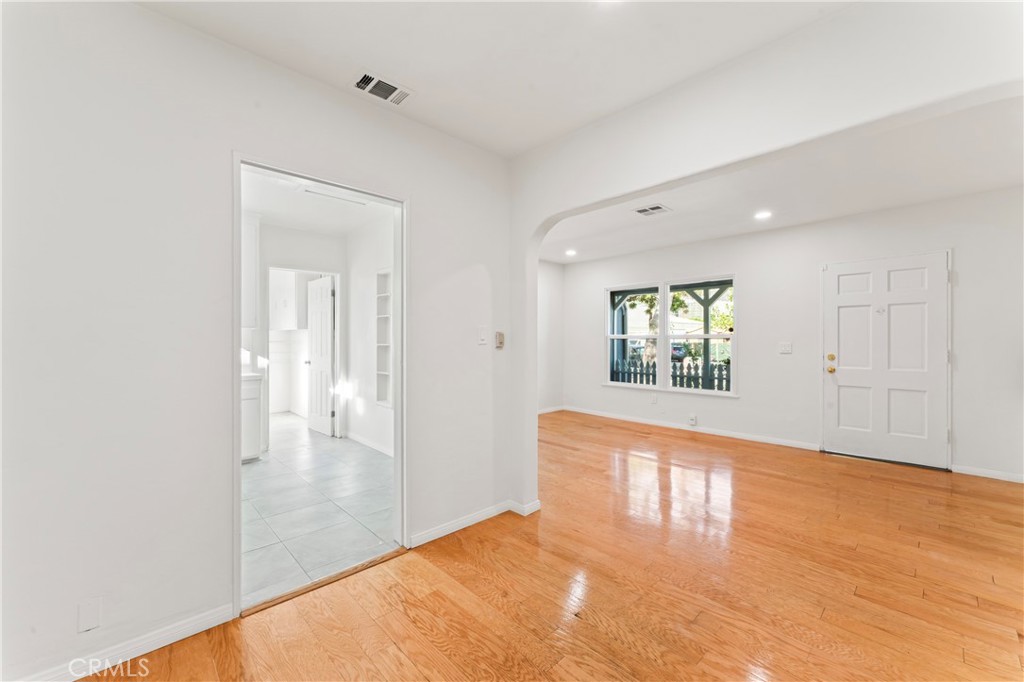 445 N Moss Street Property Photo 6