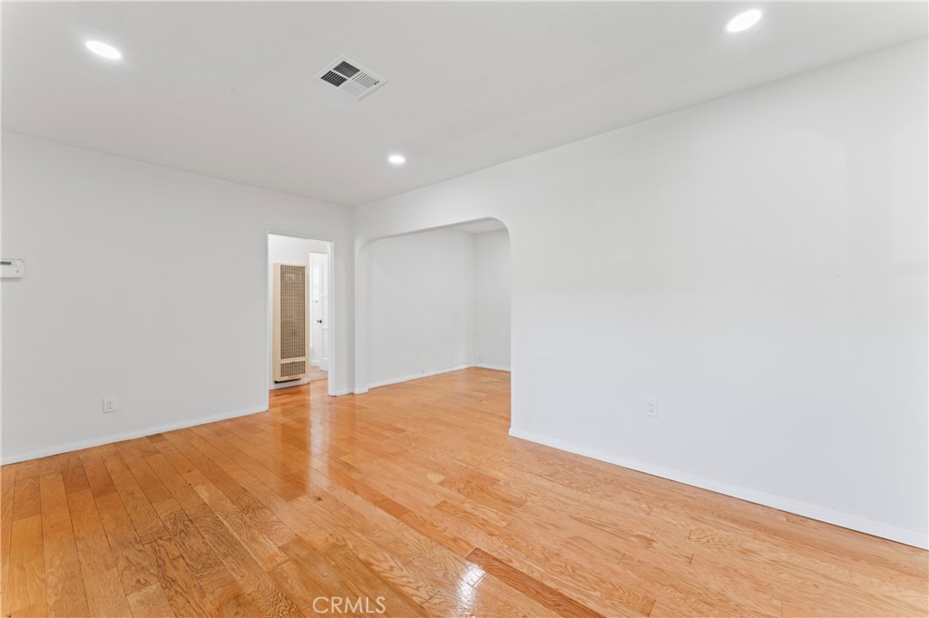 445 N Moss Street Property Photo 8