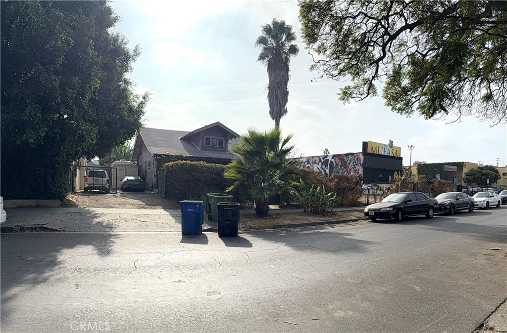 6132 Romaine Street Property Photo 4