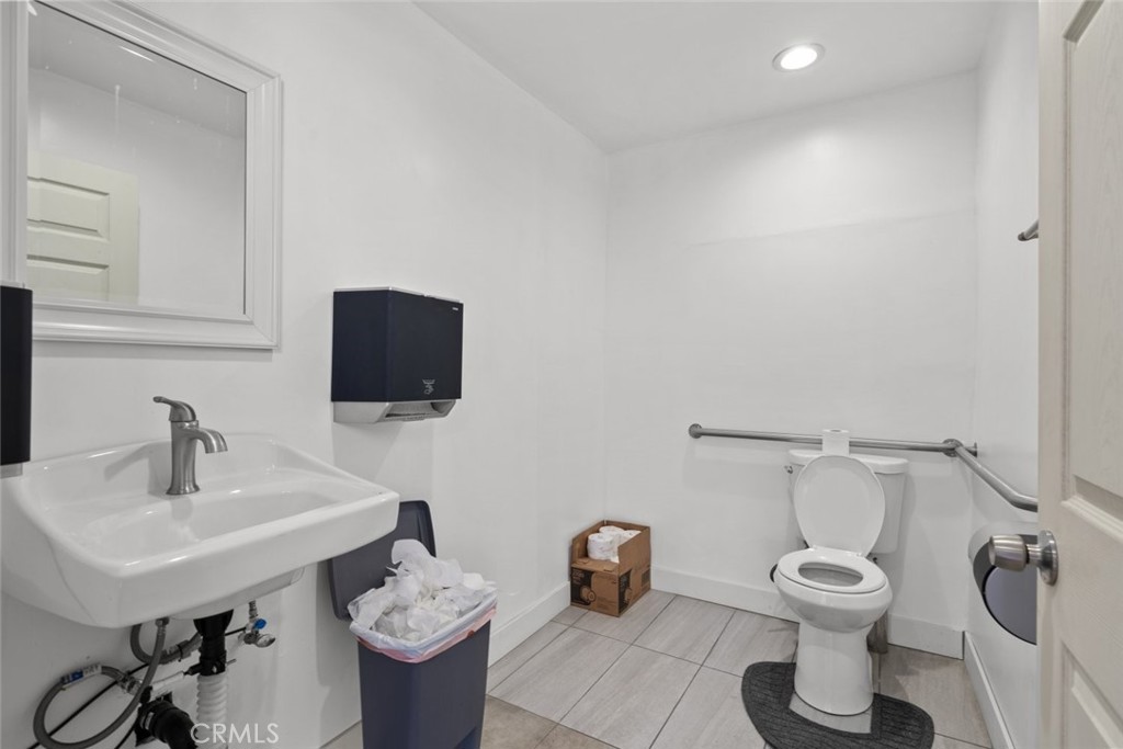 9118 Glenoaks Boulevard Property Photo 22