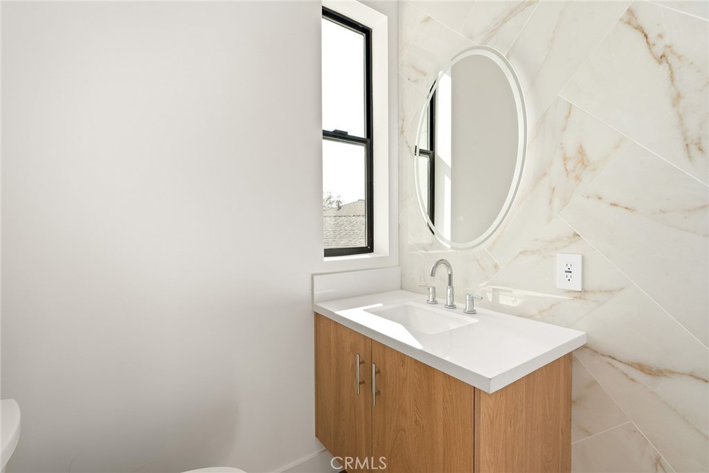 11026 Oxnard Street Property Photo 7