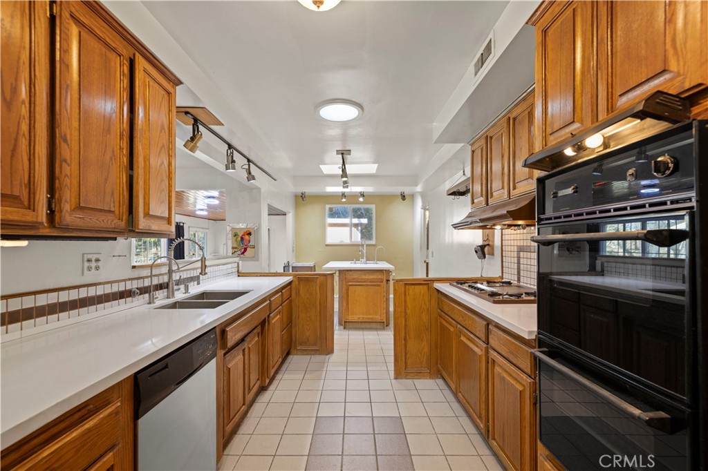 18371 Lahey Street Property Photo 4