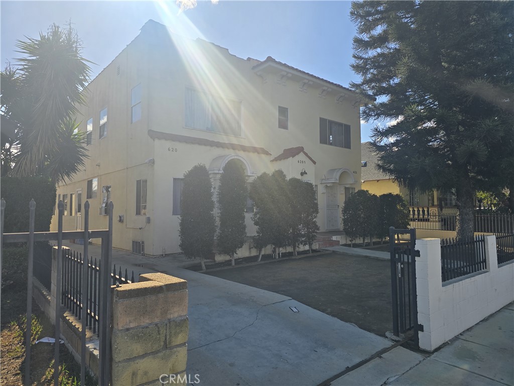620 W 41st Place Property Photo 4